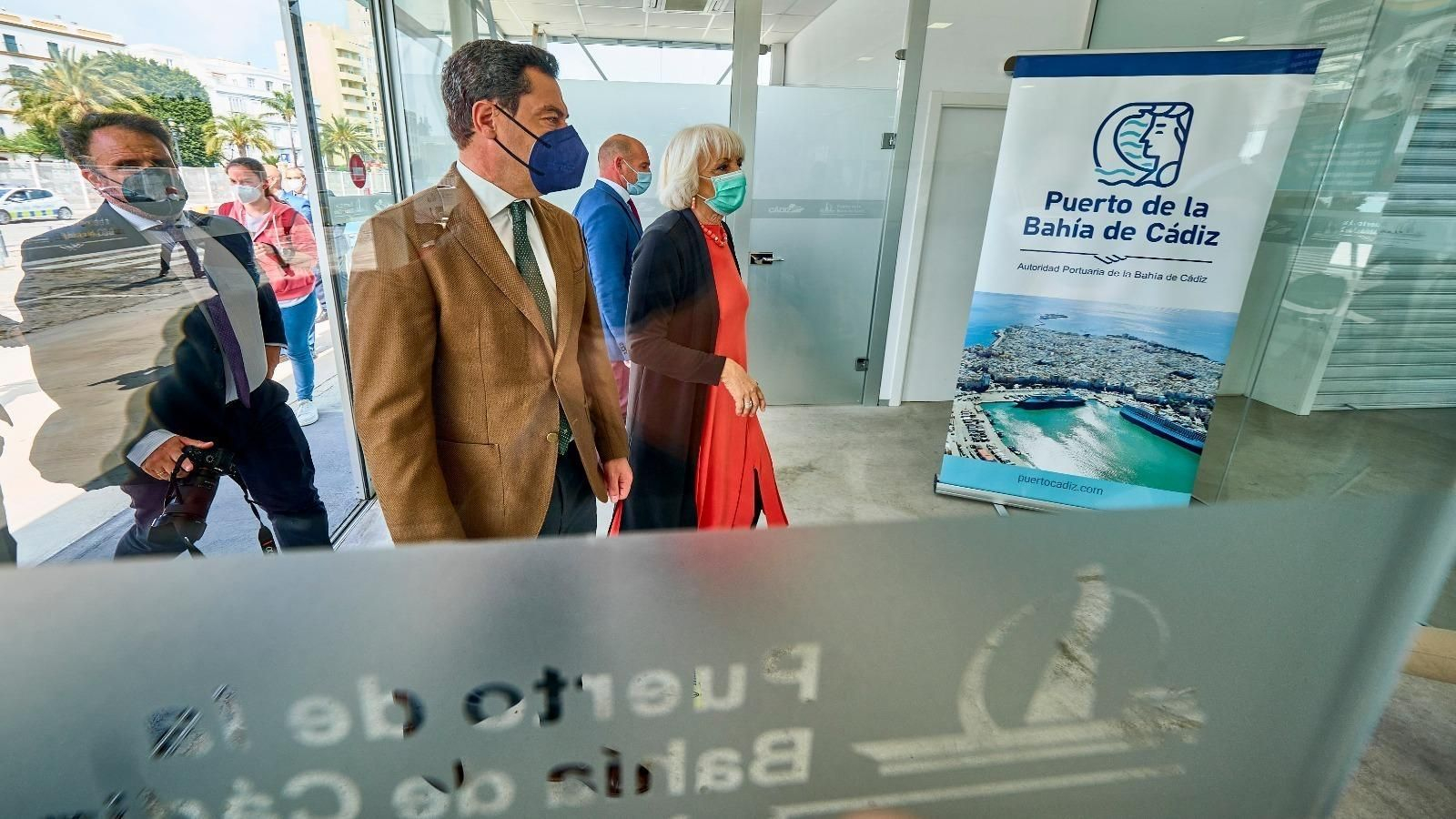El presidente Juanma Moreno, junto a Teófila Martínez a su llegada a la terminal satélite de cruceros del puerto.