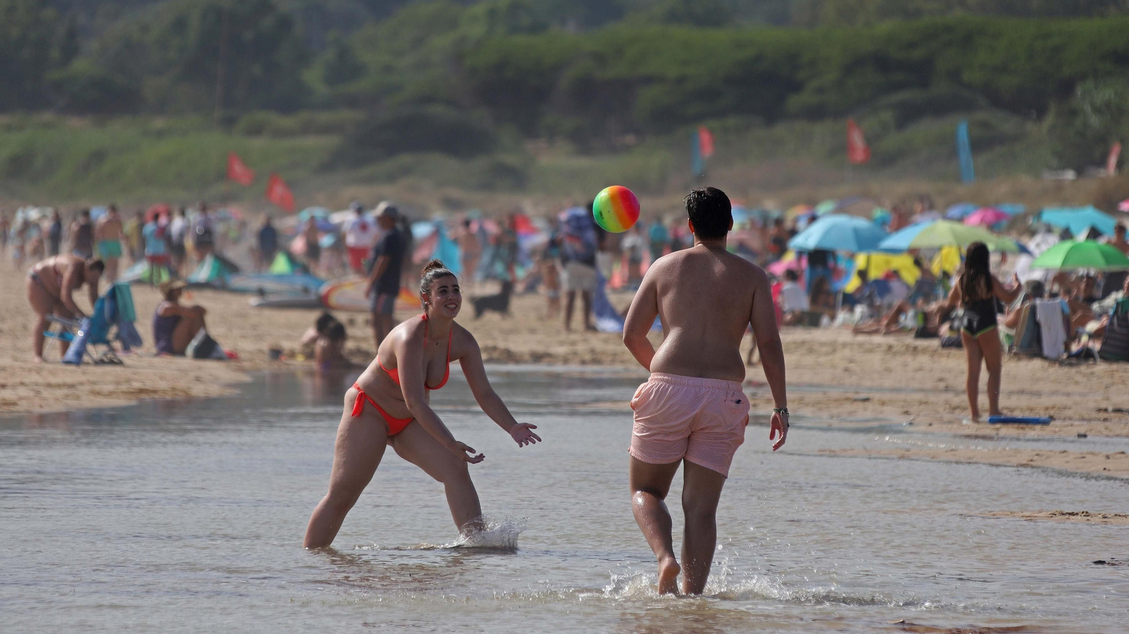 El calor llenas la playas el primer fin de semana de agosto