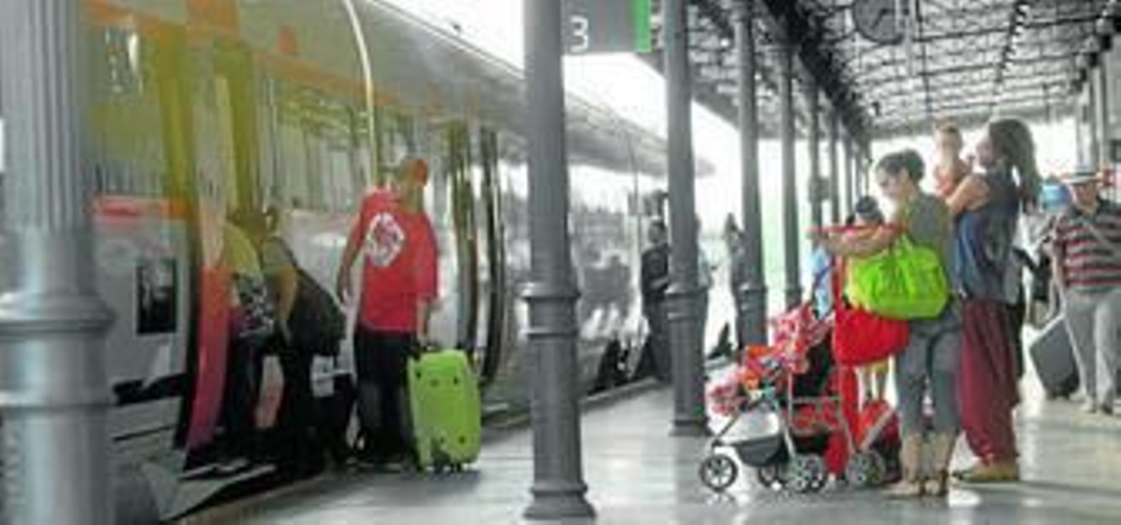 Renfe anula la ruta hacia el Levante a cambio de bus y AVE por Antequera Renfe anula la ruta hacia el Levante a cambio de bus y AVE por Antequera