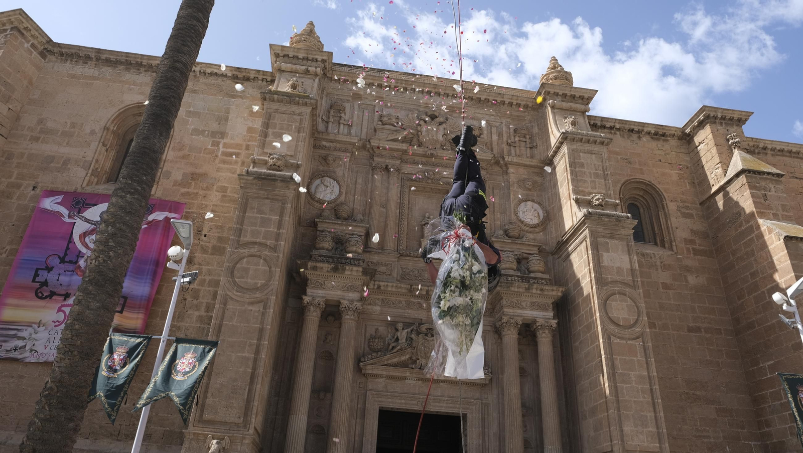 Ofrenda floral a la Virgen del Mar en la Feria de Almería 2024, en imágenes