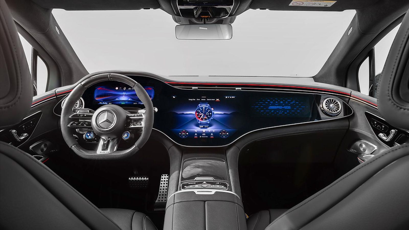 El Hyperscreen MBUX no sólo ofrece una presentación espectacular con sus tres pantalla concatenadas, también puede aprender de su usuario y realizar propuestas personalizadas de infoentrentenimiento, confort o configuración del coche.