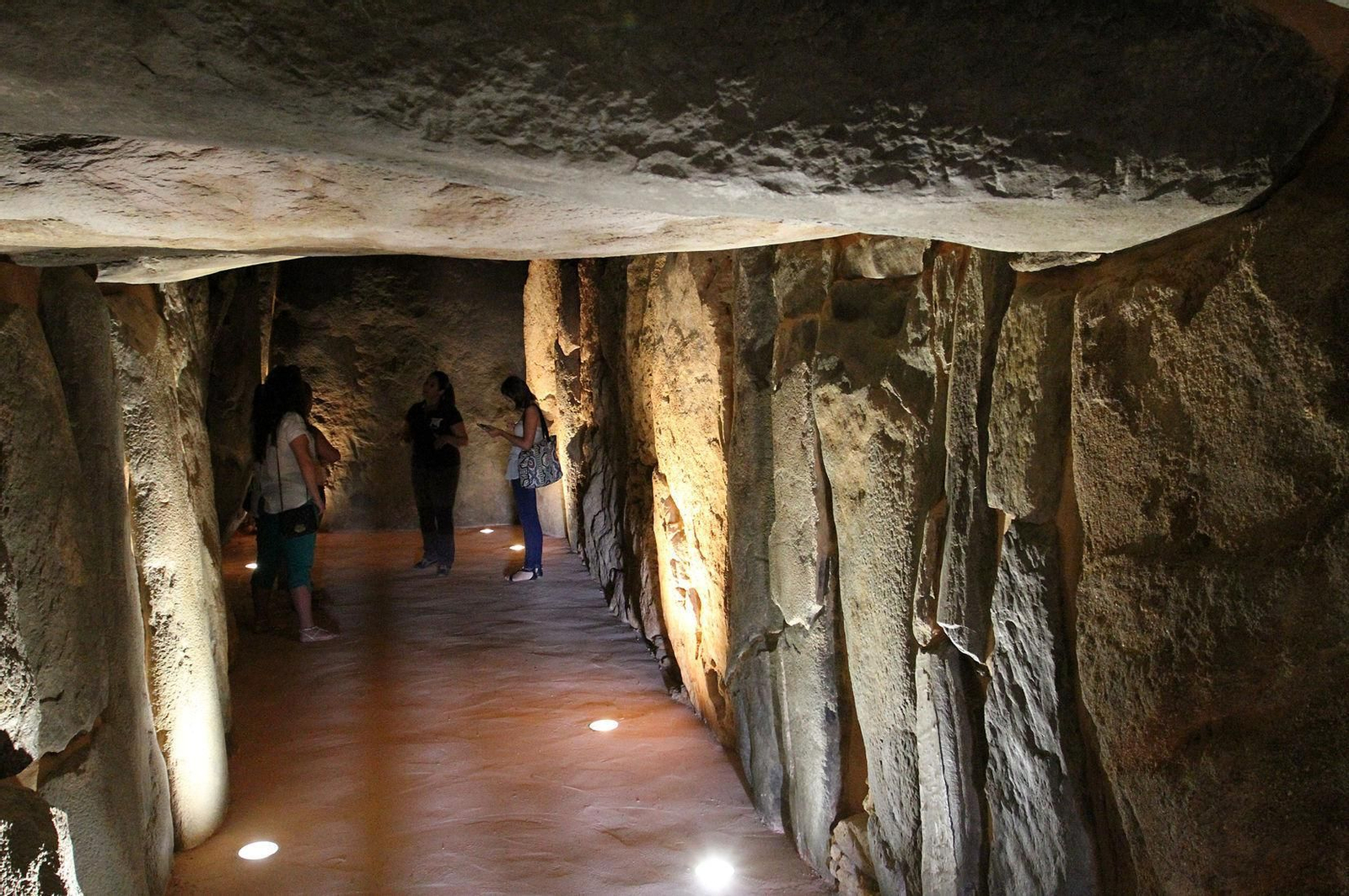 Visitantes en el interior del Dolmen de Soto.