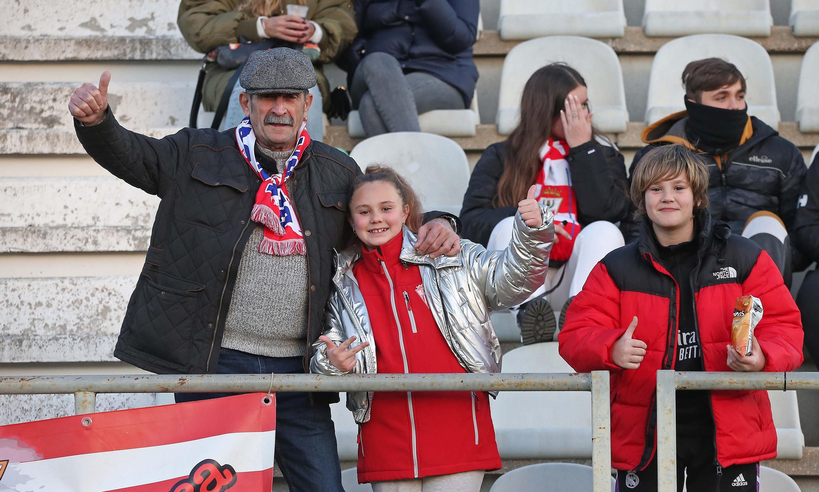 Fotos de la afición durante el Algeciras - Fuenlabrada en el Nuevo Mirador