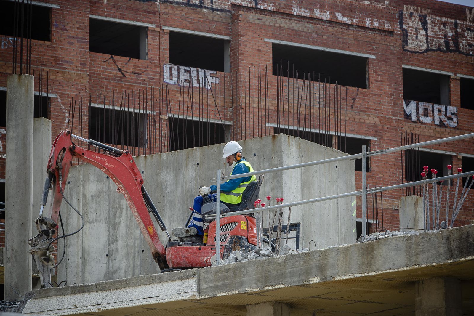Trabajos en el edificio de Residencial Nuevo San José.