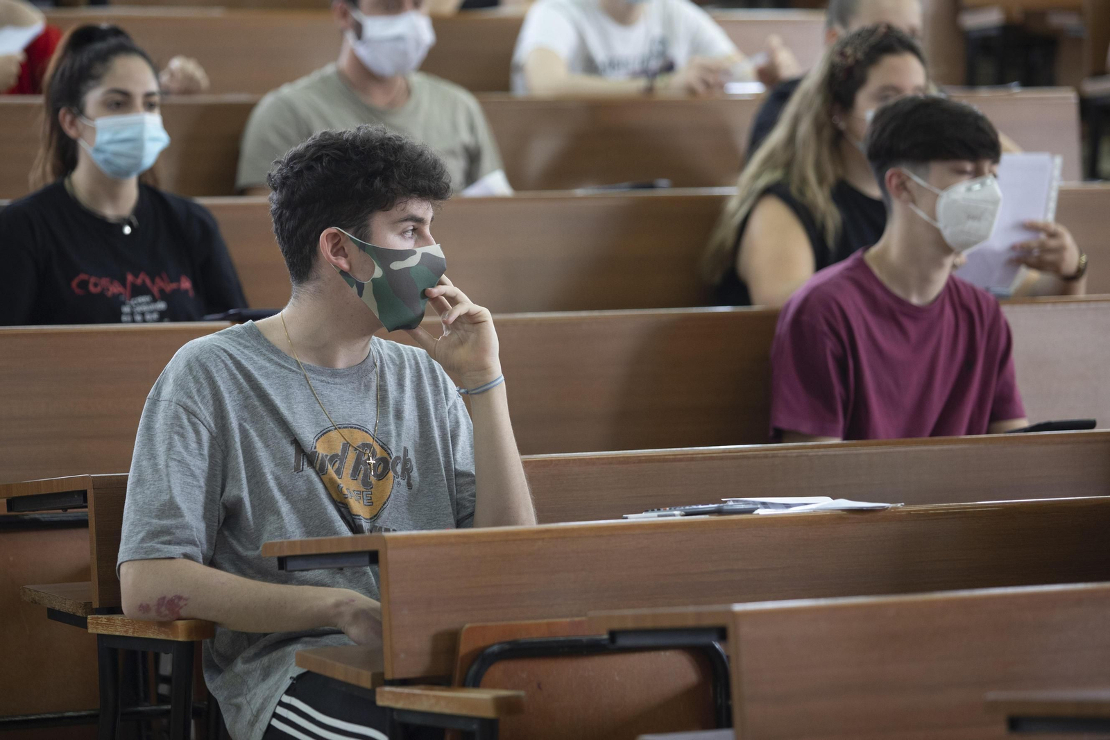 Estudiantes con mascarillas en la Selectividad de Filosofía y Letras.