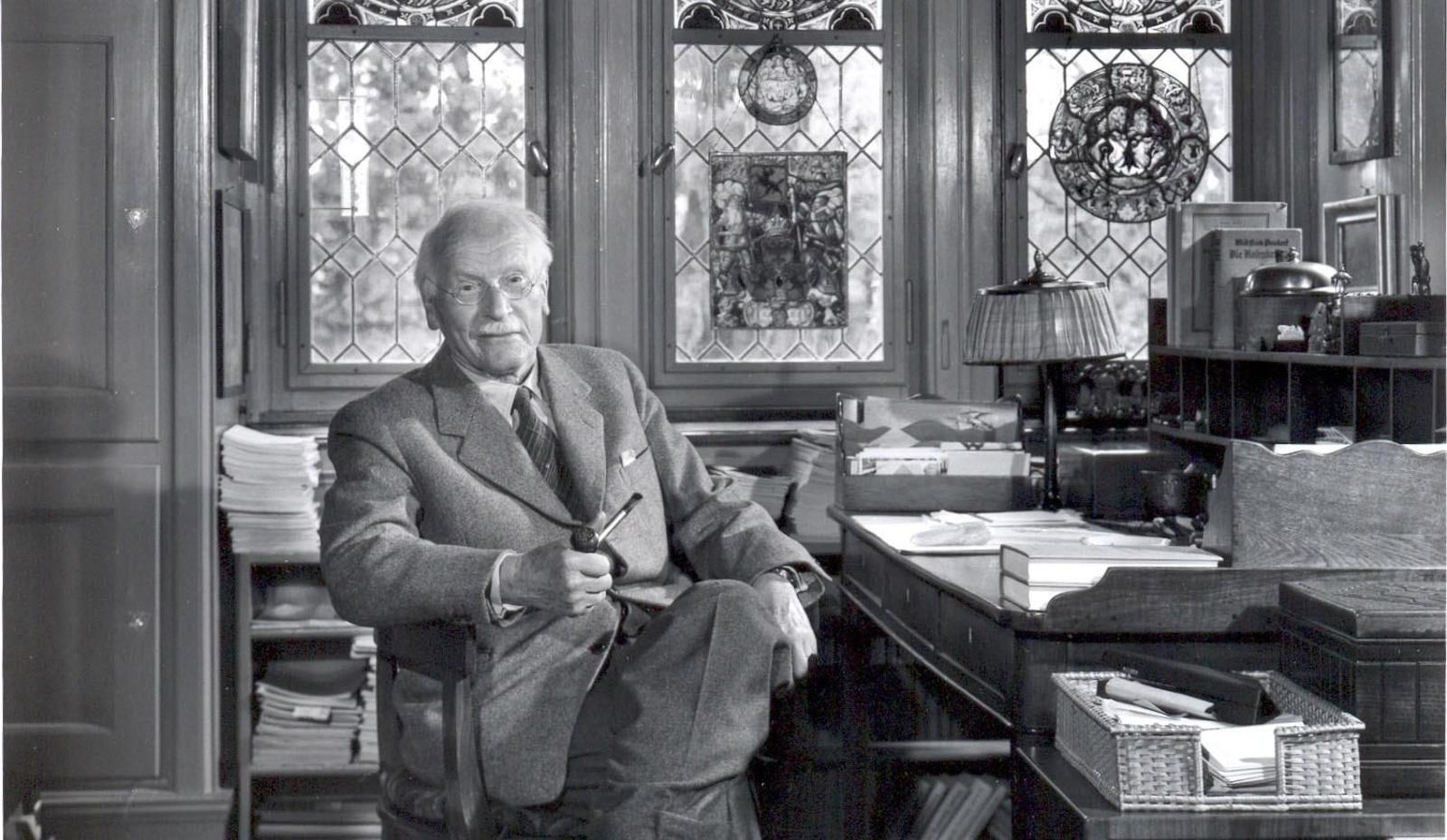 Carl Gustav Jung (1875-1961) en su estudio.