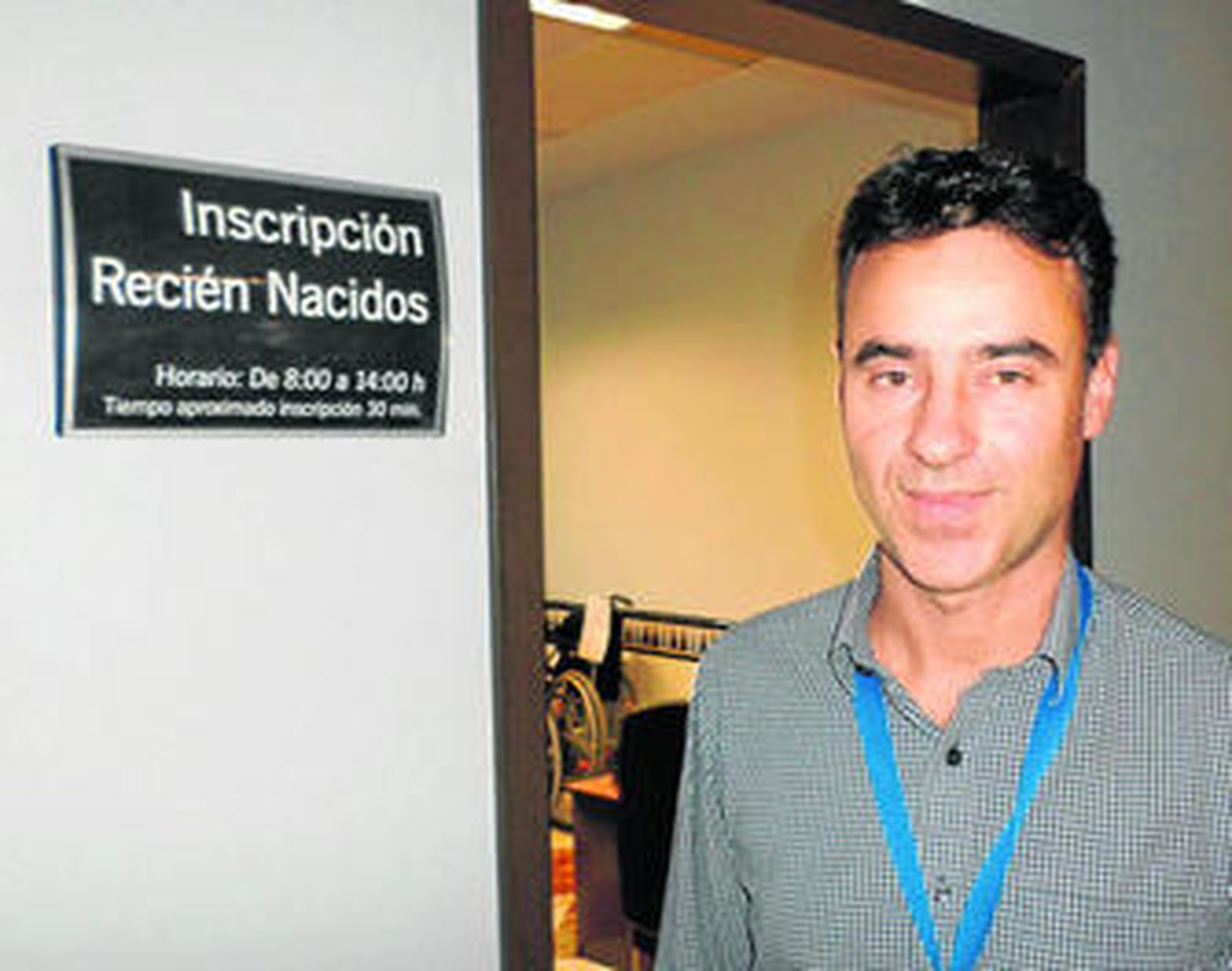 El coordinador de Servicios de Atención a la Ciudadanía, frente a la oficina donde se gestiona la inscripción.