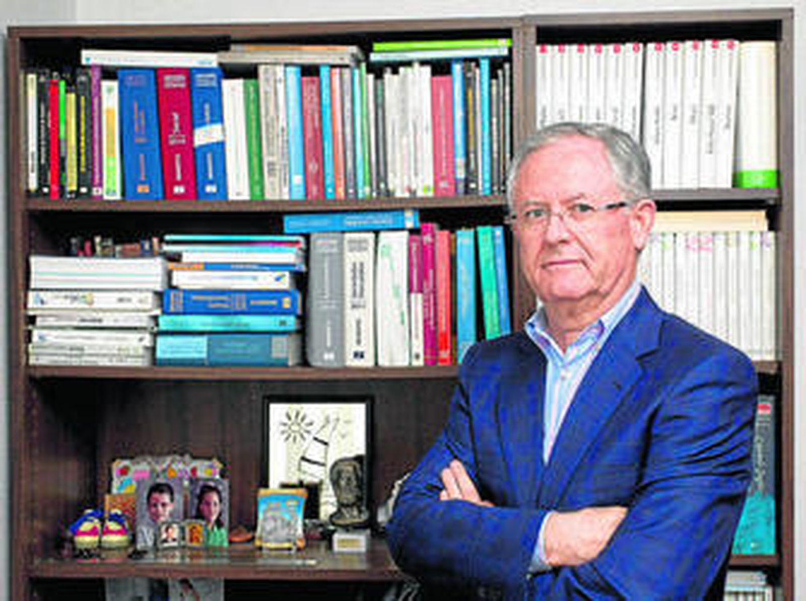 Francisco Carvajal posa ayer para este diario en su vivienda.