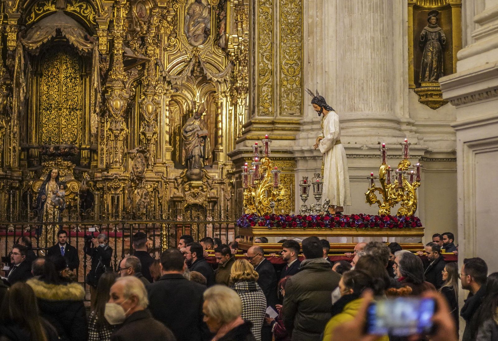El vía crucis de las cofradías, en imágenes