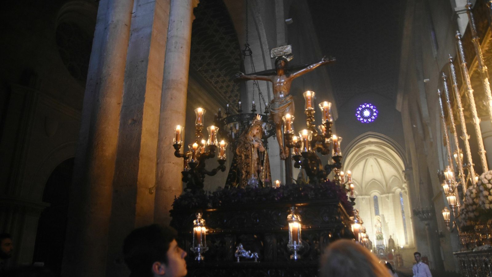 Varias personas contemplan el paso de la Expiración en San Pablo