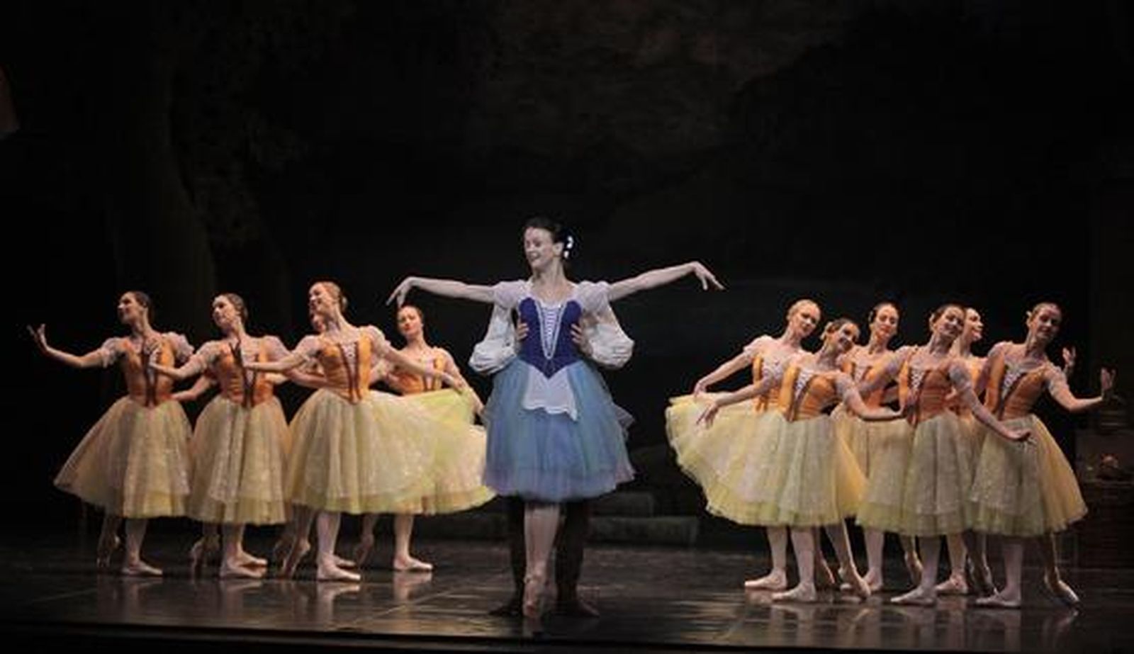 Imágenes de 'Giselle' en el Teatro de la Maestranza. / Antonio Pizarro