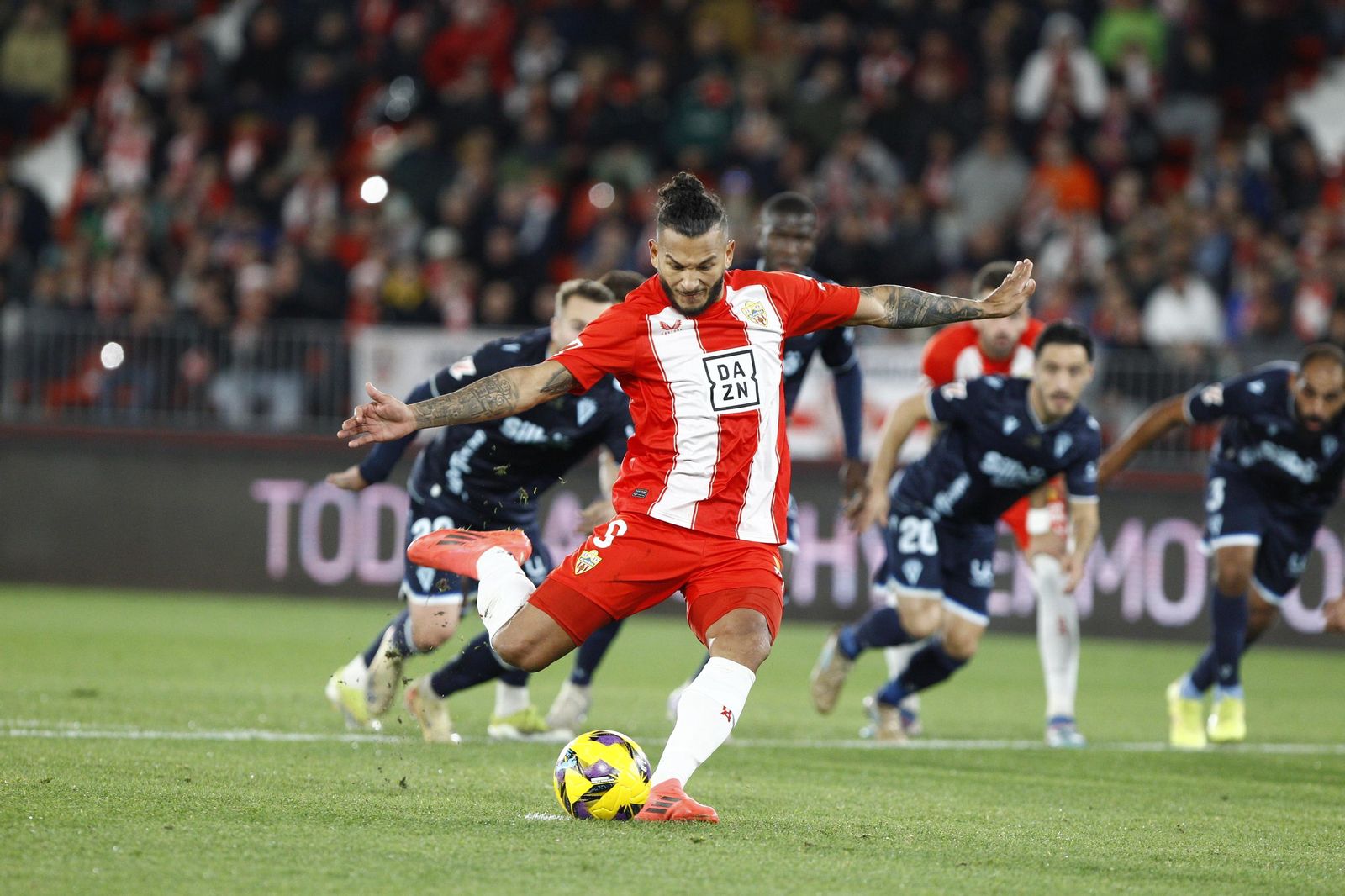 La U.D. Almería empata a uno contra el Cádiz y es campeón de invierno, en imágenes