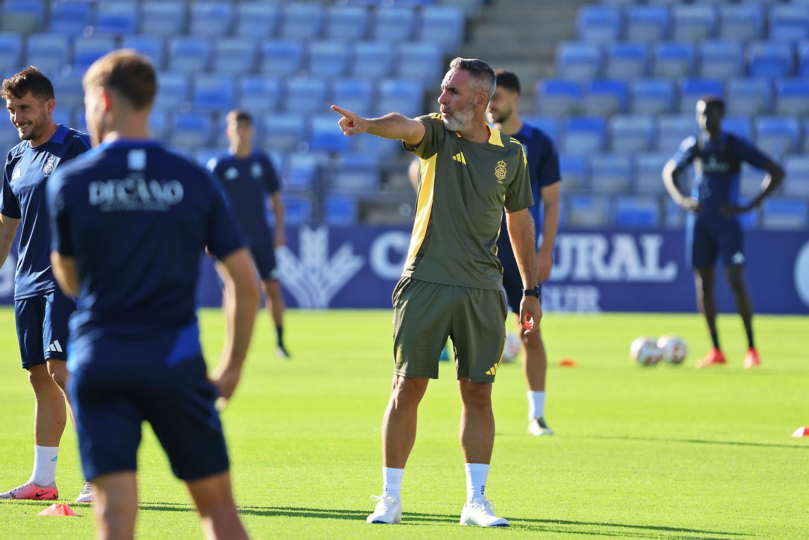 Abel Gómez dirige a sus jugadores durante un entrenamiento.