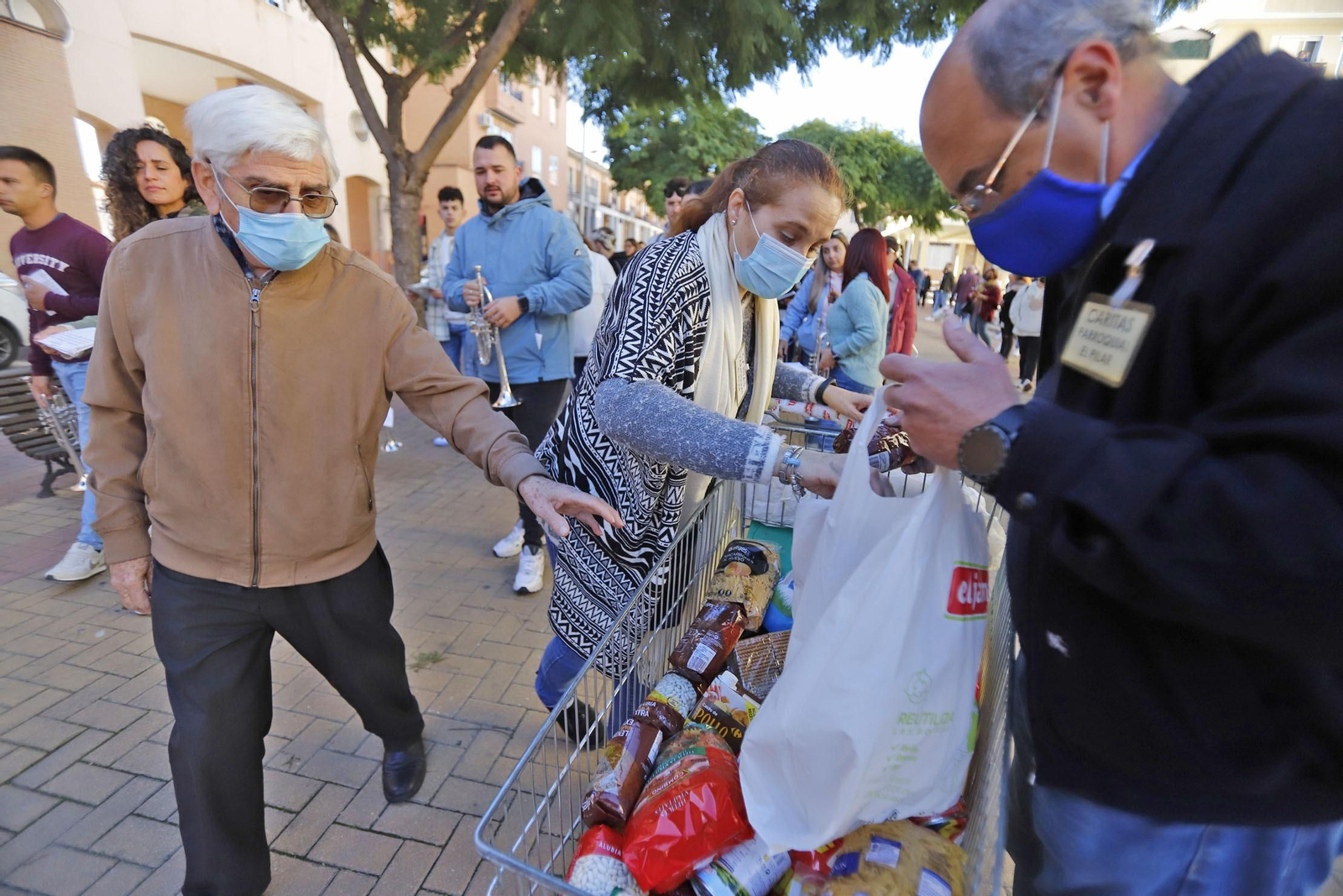 Recogida solidaria de alimentos de la Hermandad del Resucitado y Cáritas en la Hispanidad Recogida solidaria de alimentos de la Hermandad del Resucitado y Cáritas en la Hispanidad