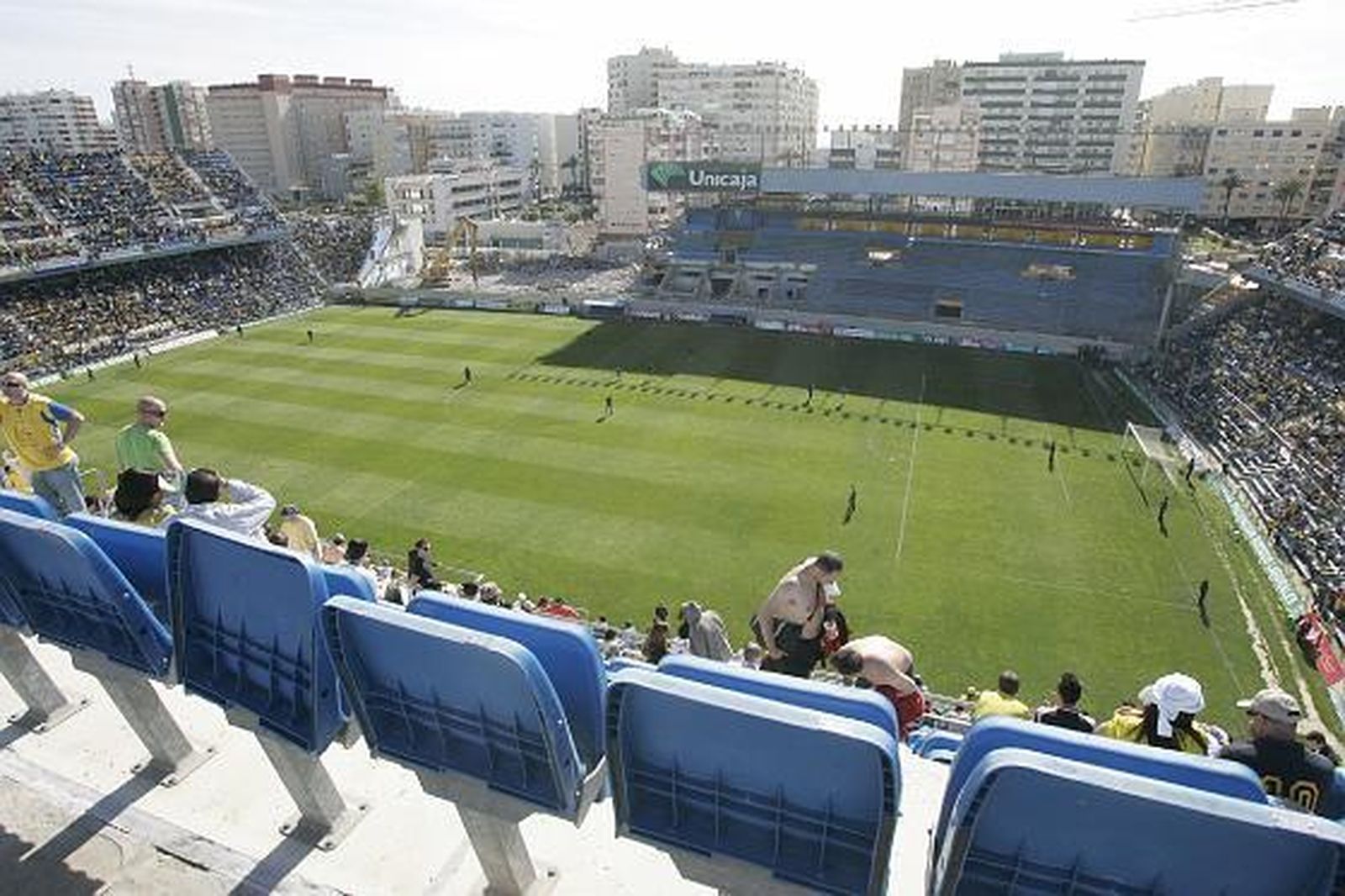 El derribo de la tribuna sigue a buen ritmo.   Foto: Jesus Marin