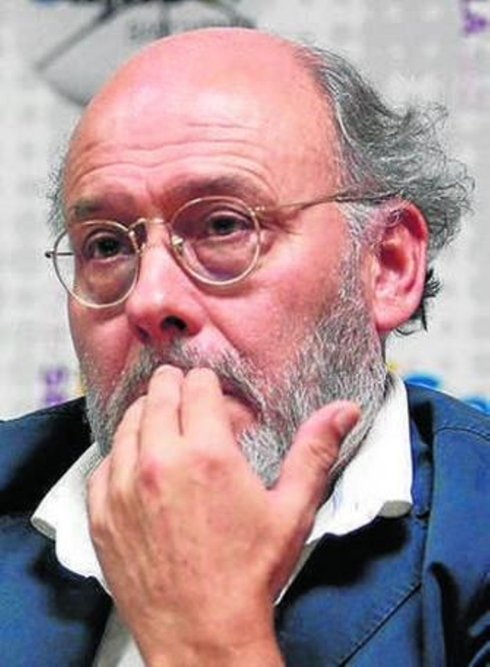 Plaza, serio, escucha las preguntas de los periodistas con Ollero al lado.