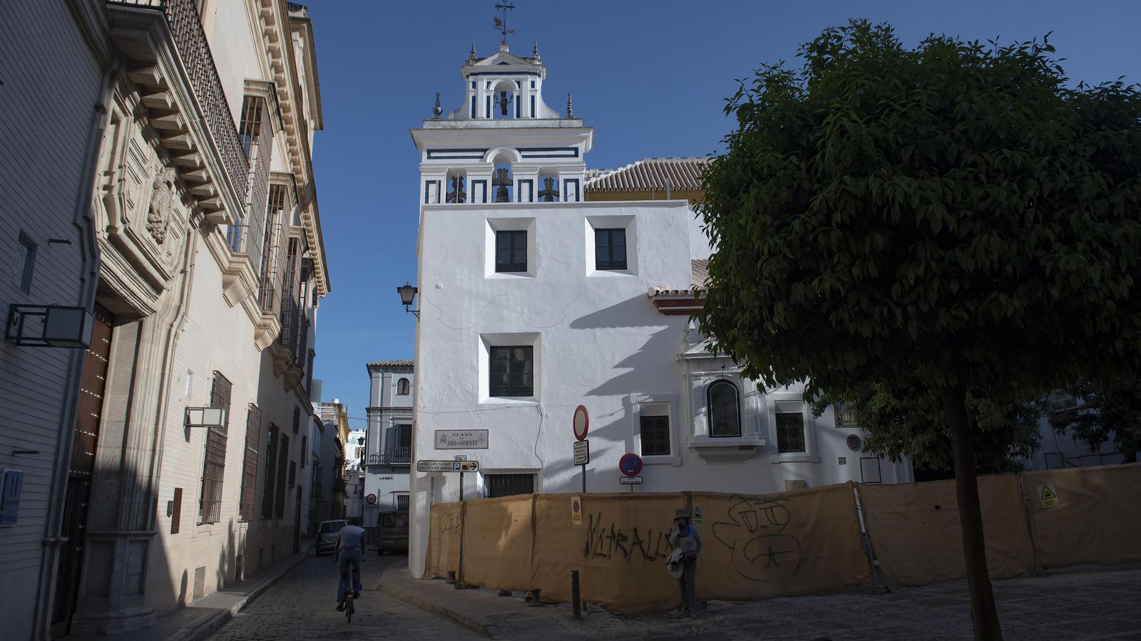 La visión que ofrece ahora la espadaña de Santiago, tras eliminarse el muro de prevención que la rodeaba.
