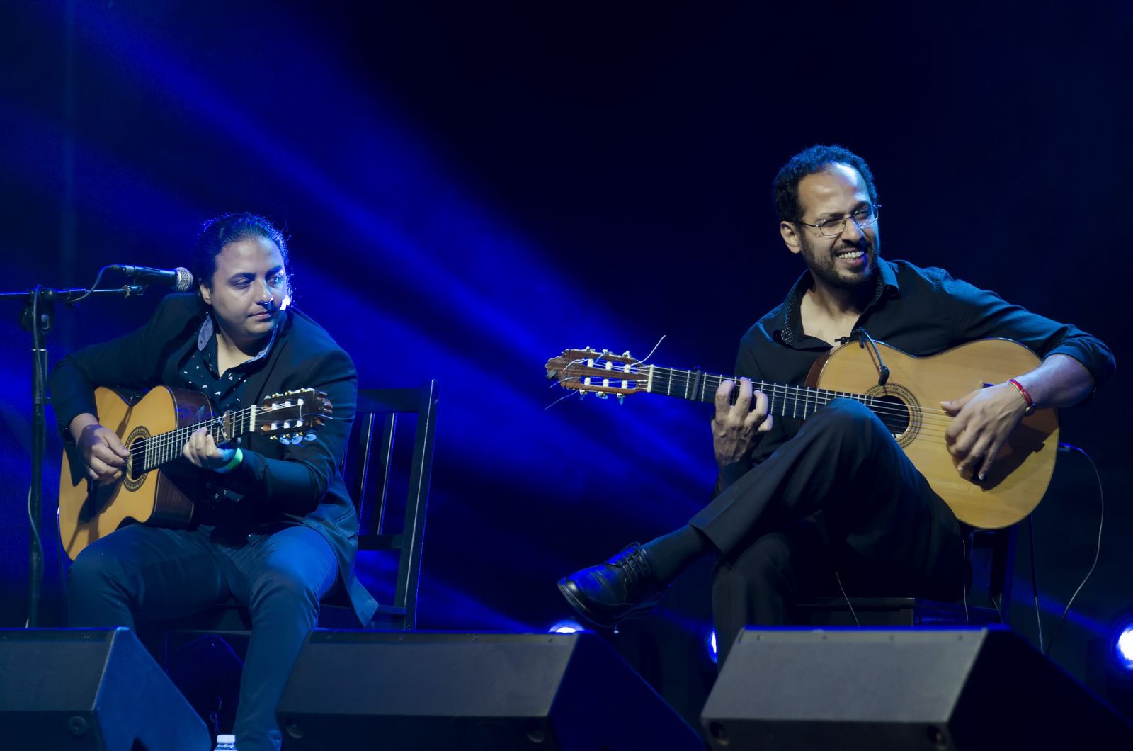 Kiki Cortiñas junto al guitarrista egipcio, Ali Khattab, el jueves en la explanada del Mesón Gitano.