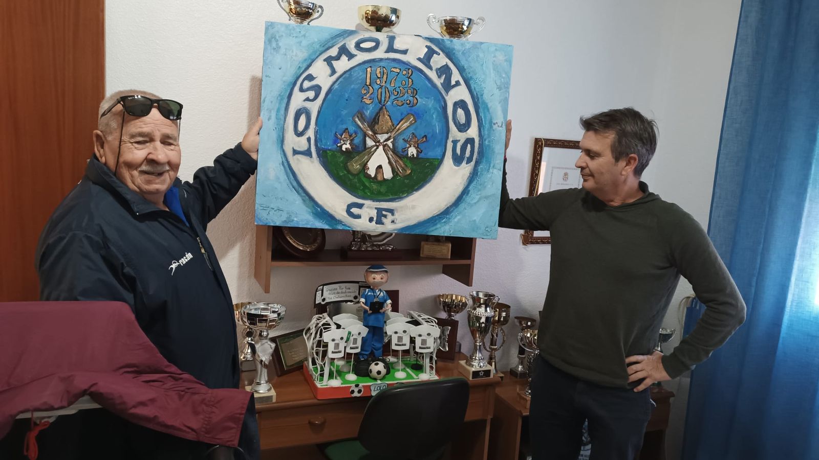 Manuel Lazo Felices posa con un dibujo del escudo de Los Molinos junto al presidente del club almeriense, Jua Matías