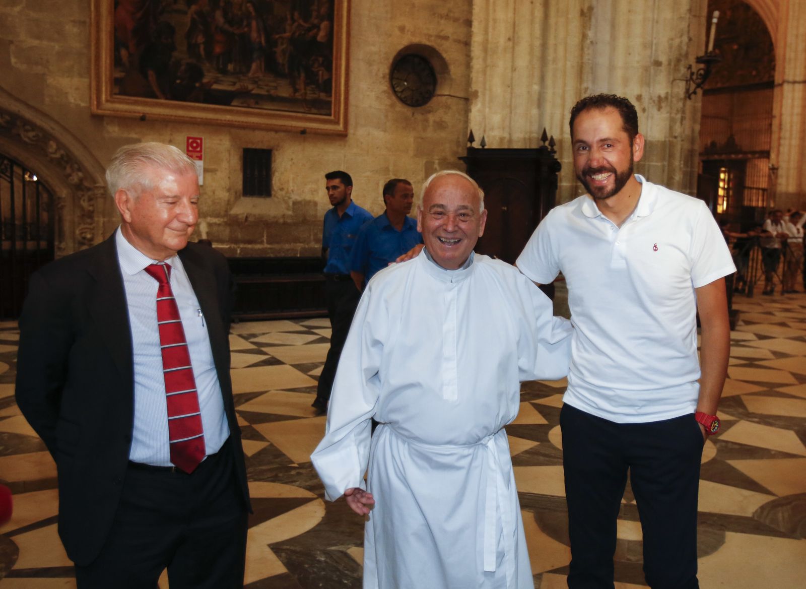Tradicional ofrenda floral del Sevilla FC a la Virgen de los Reyes
