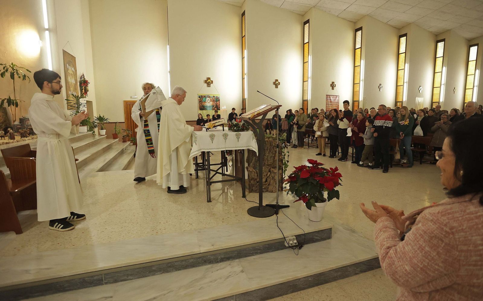 Fotos de la misa conmemorativa de los 50 años de dedicación del padre Pedro a la parroquia y al barrio de La Piñera