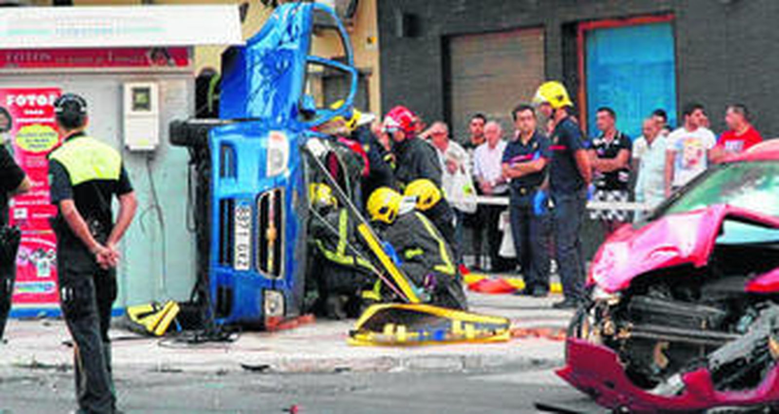 Los bomberos tratan de excarcelar al conductor que quedó atrapado.