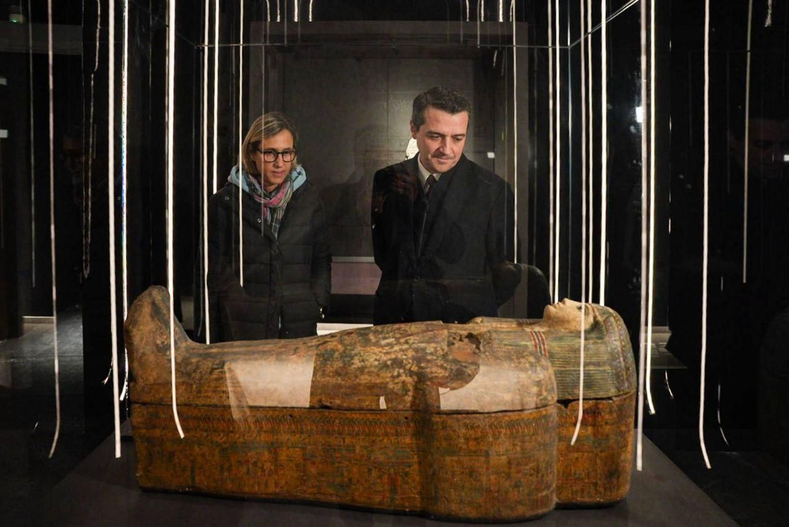 El alcalde de Córdoba, José María Bellido, contempla una de las piezas de la muestra.