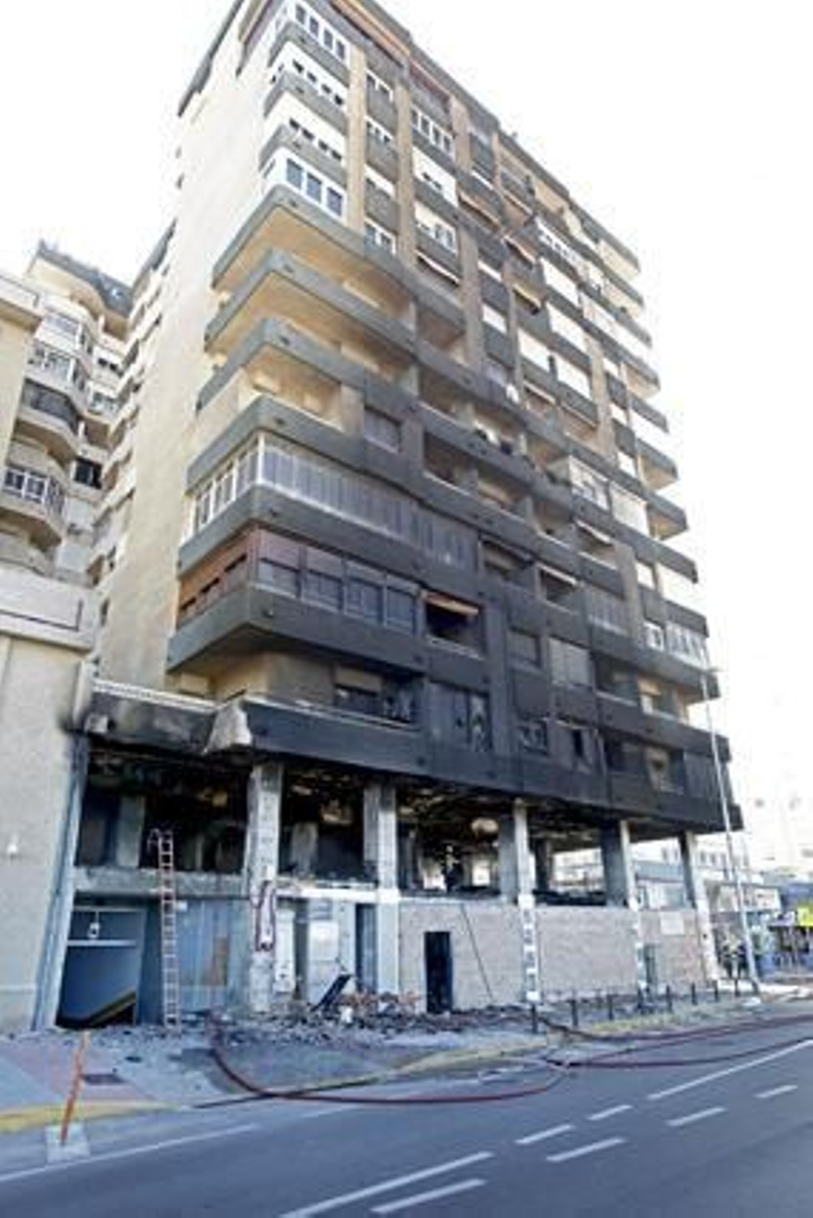 Espectacular incendio en un edificio de la calle Brasil. /Jesús Marín