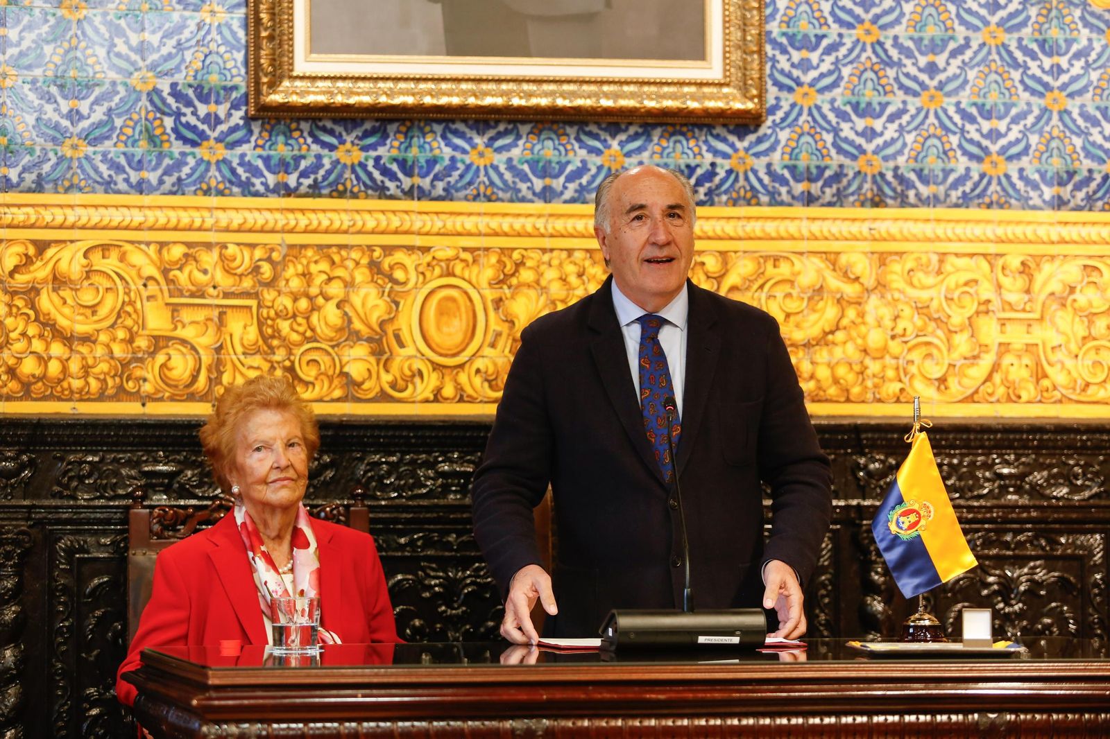 Fotos de la imposición de la insignia de la ciudad de Algeciras a Palma Briales de León