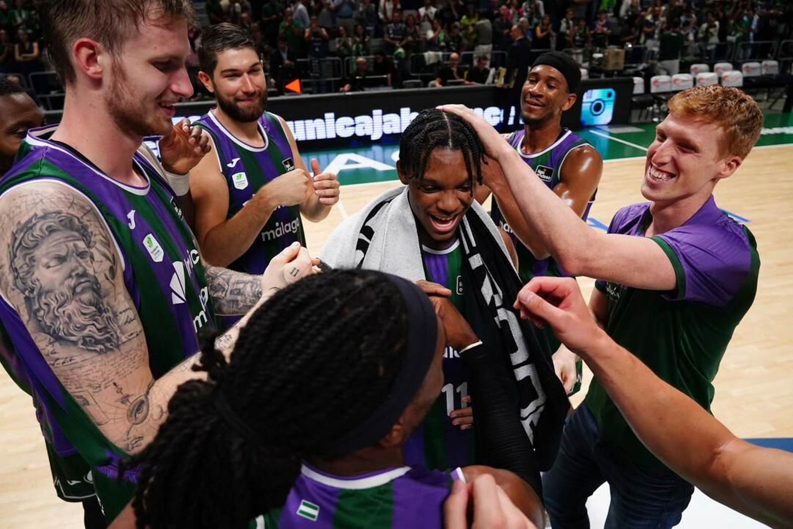 Jugadores del Unicaja celebran. Jugadores del Unicaja celebran.