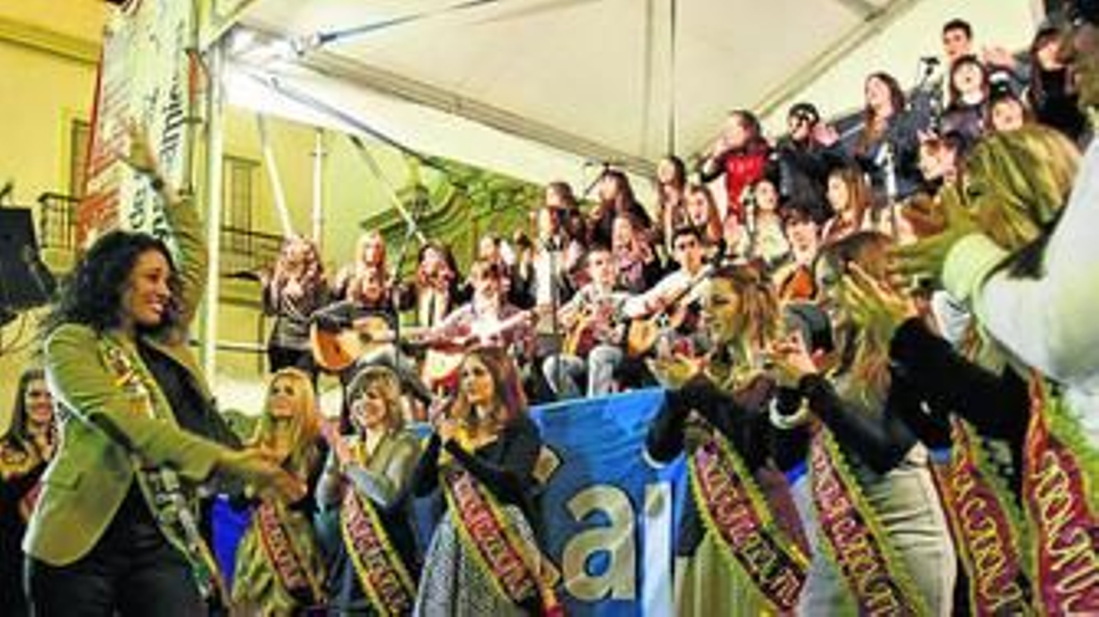 Una actuación de un coro juvenil anoche en el centro de Cádiz.