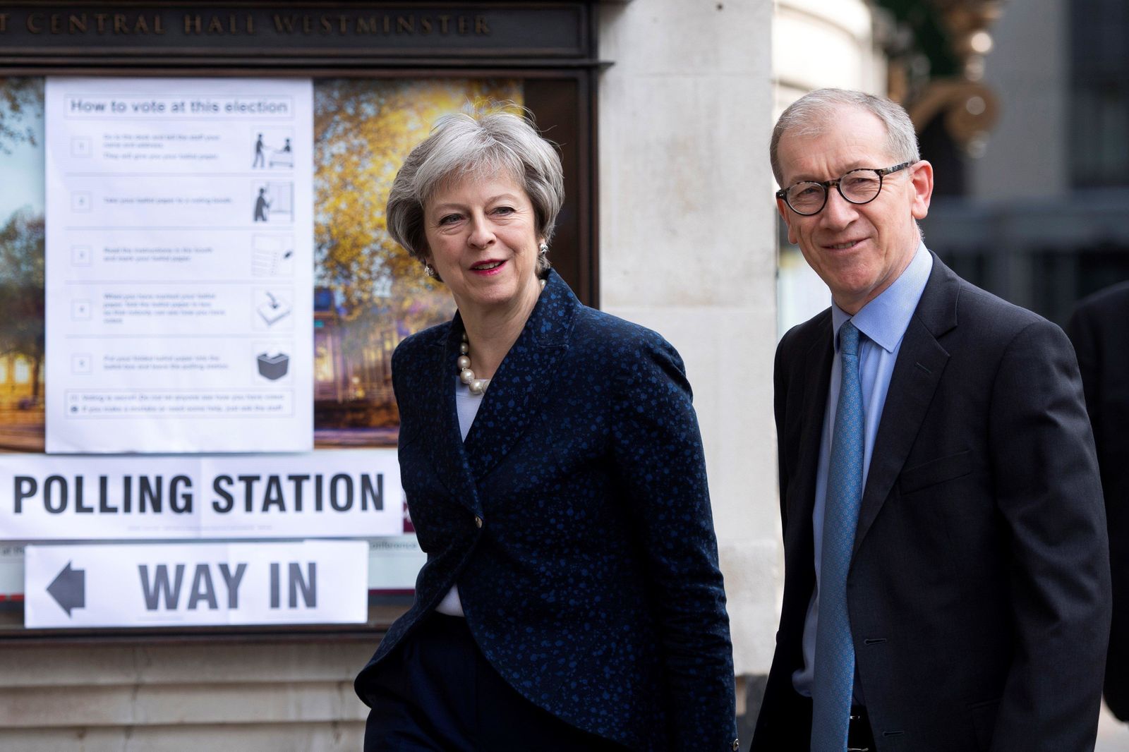 La primera ministra británica, Theresa May, llega junto a su marido al centro electoral londinense donde votó ayer.
