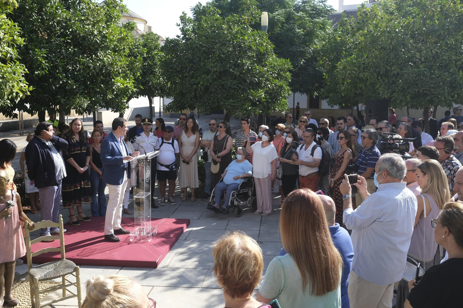 La inauguración de la nueva escultura en homenaje a los Patios de Córdoba, en imágenes