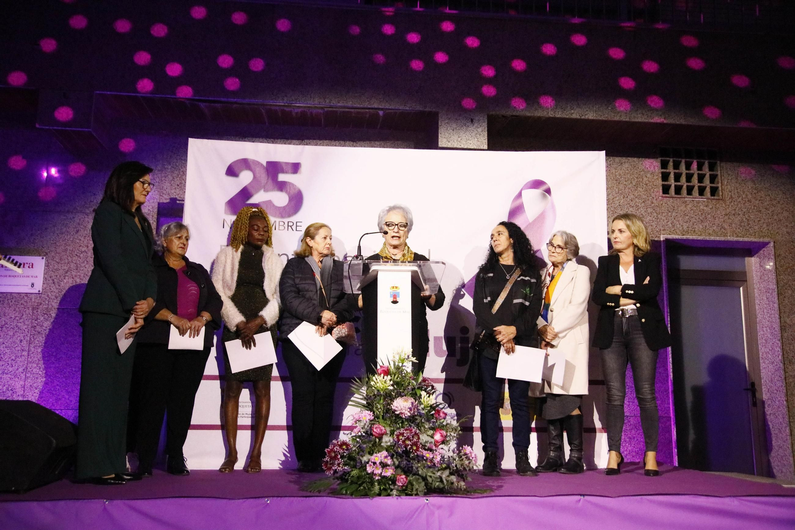Manifestación por el 25 N en Roquetas de Mar