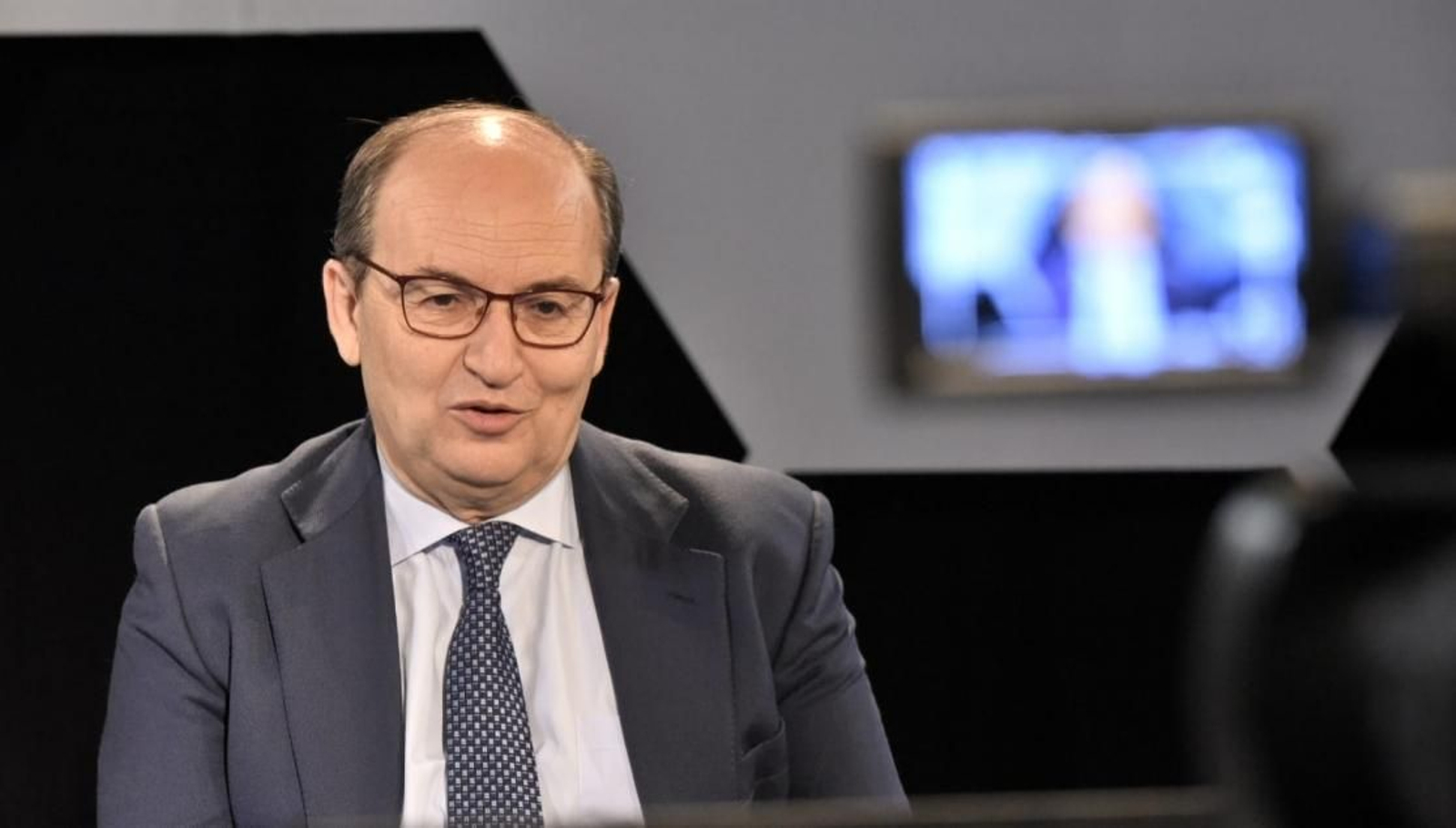 José Castro, en los estudios de SFC TV, desde donde atendió a los medios.