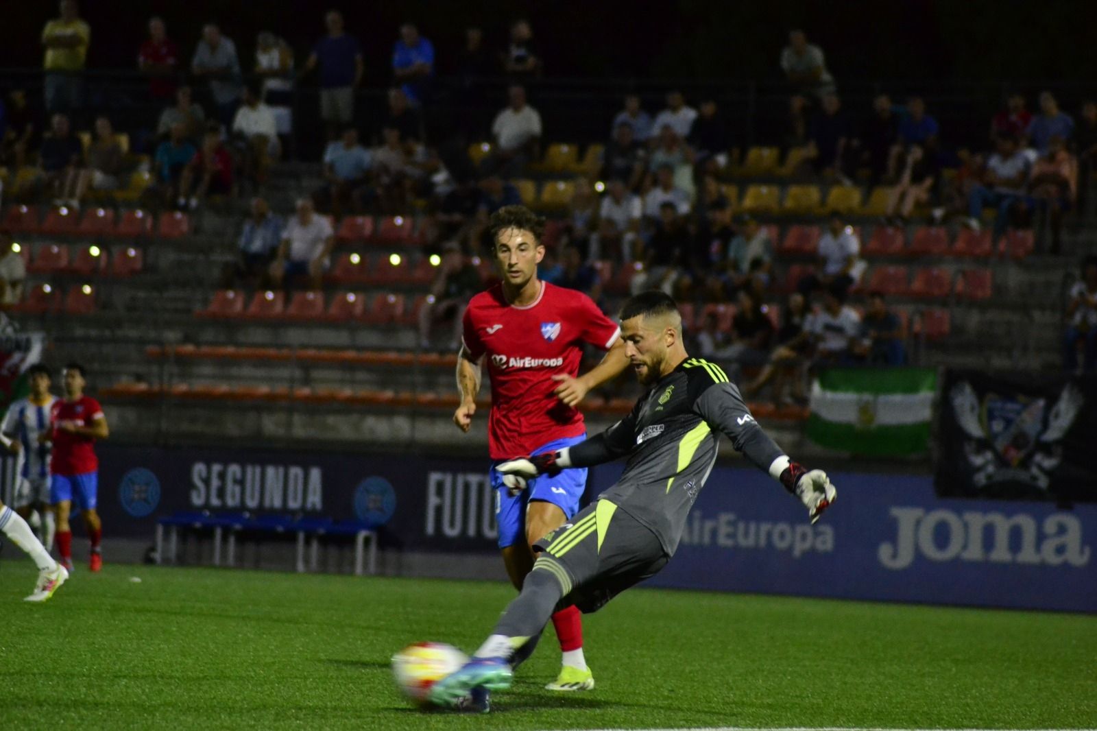 Jero Lario saca el balón en el partido con el Estepona de la primera vuelta.