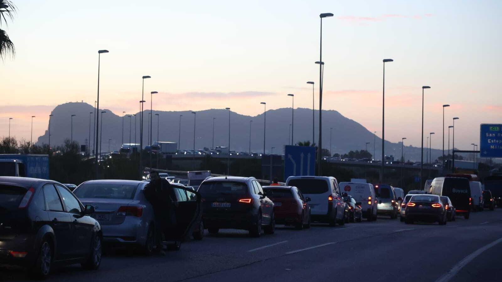 Coches atascados en la A-7 a la altura de San Roque, este martes al amanecer. Coches atascados en la A-7 a la altura de San Roque, este martes al amanecer.