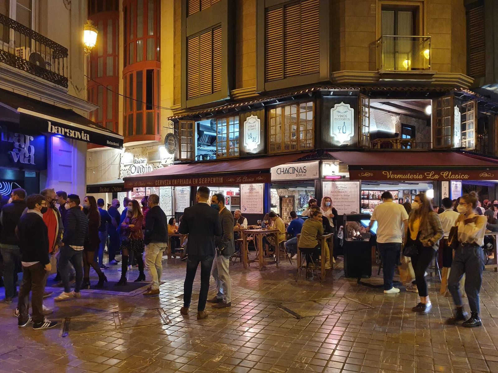Fotos del 'lleno' en el Centro de Málaga, que apura el toque de queda