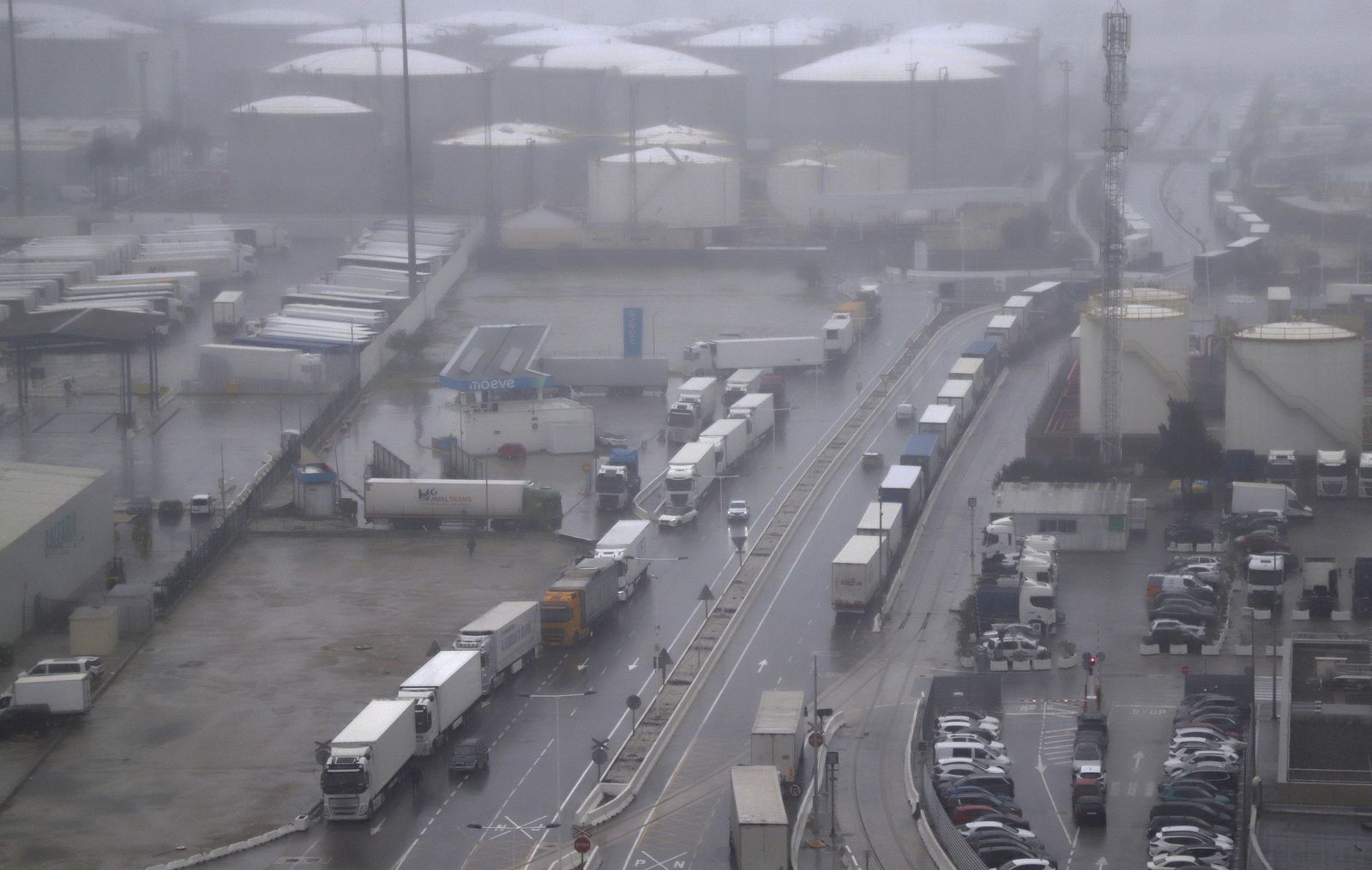 Fotos de la borrasca Joseph: Rachas de 100 km/h cierran el Estrecho y colapsan el Puerto de Algeciras