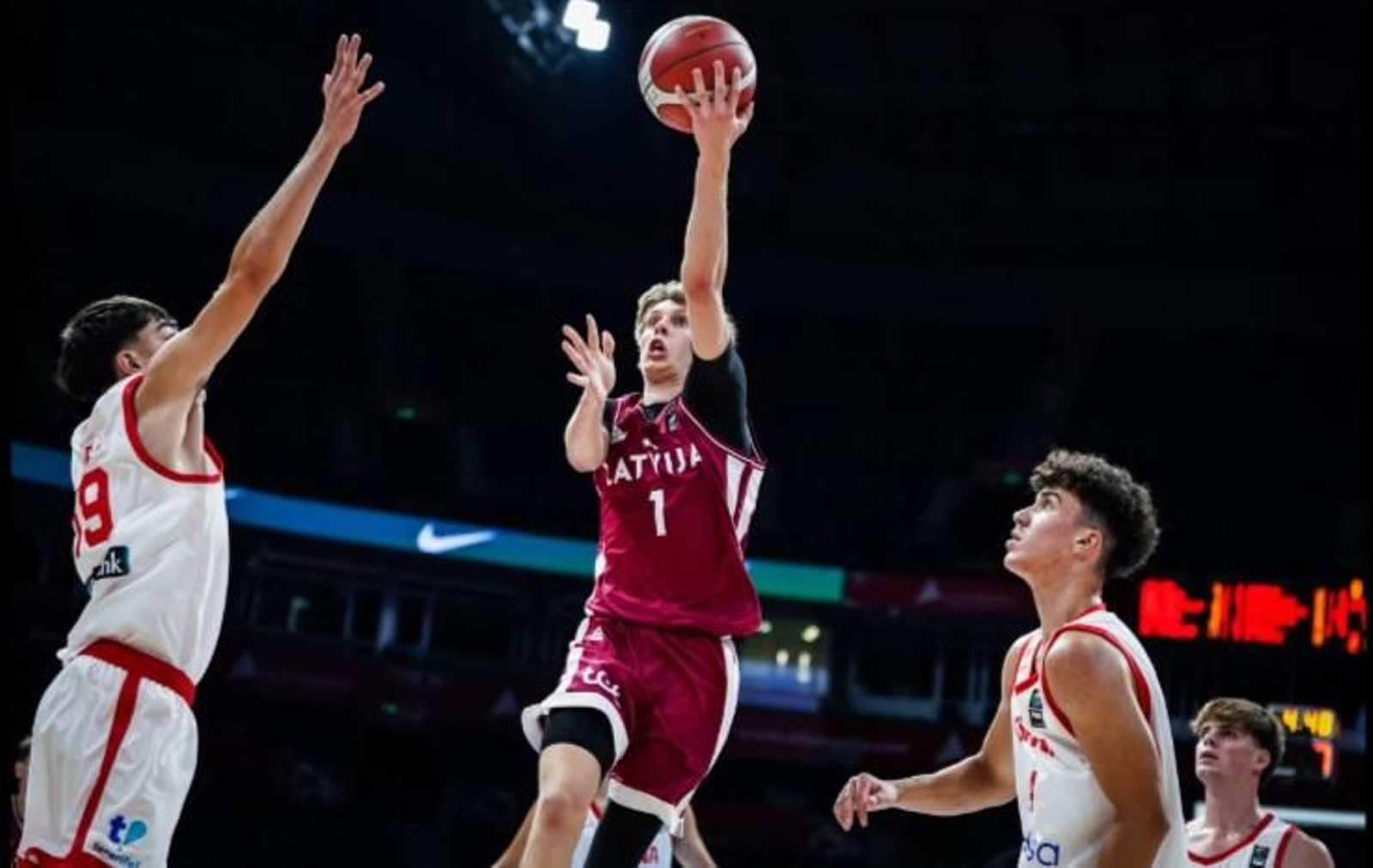 España sub 18 arrasa a Letonia (103-73) con buenos Del Pino y Rodríguez