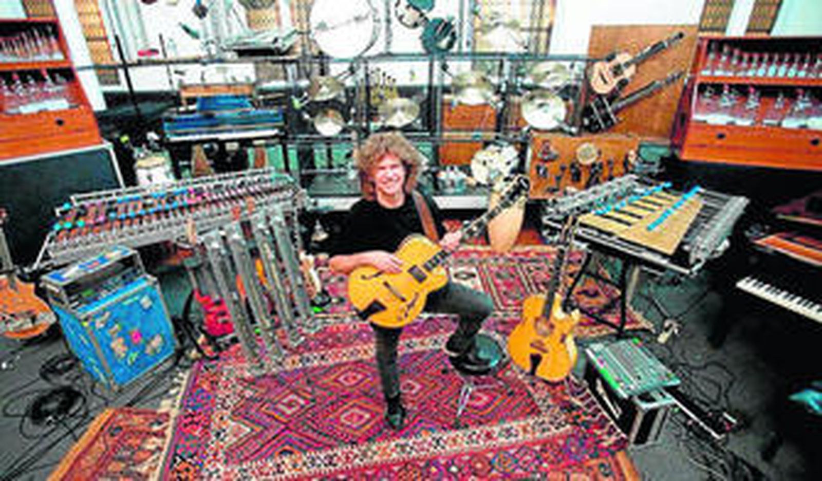 El guitarrista Pat Metheny, junto a la banda de instrumentos mecánicos con la que ha grabado su álbum.