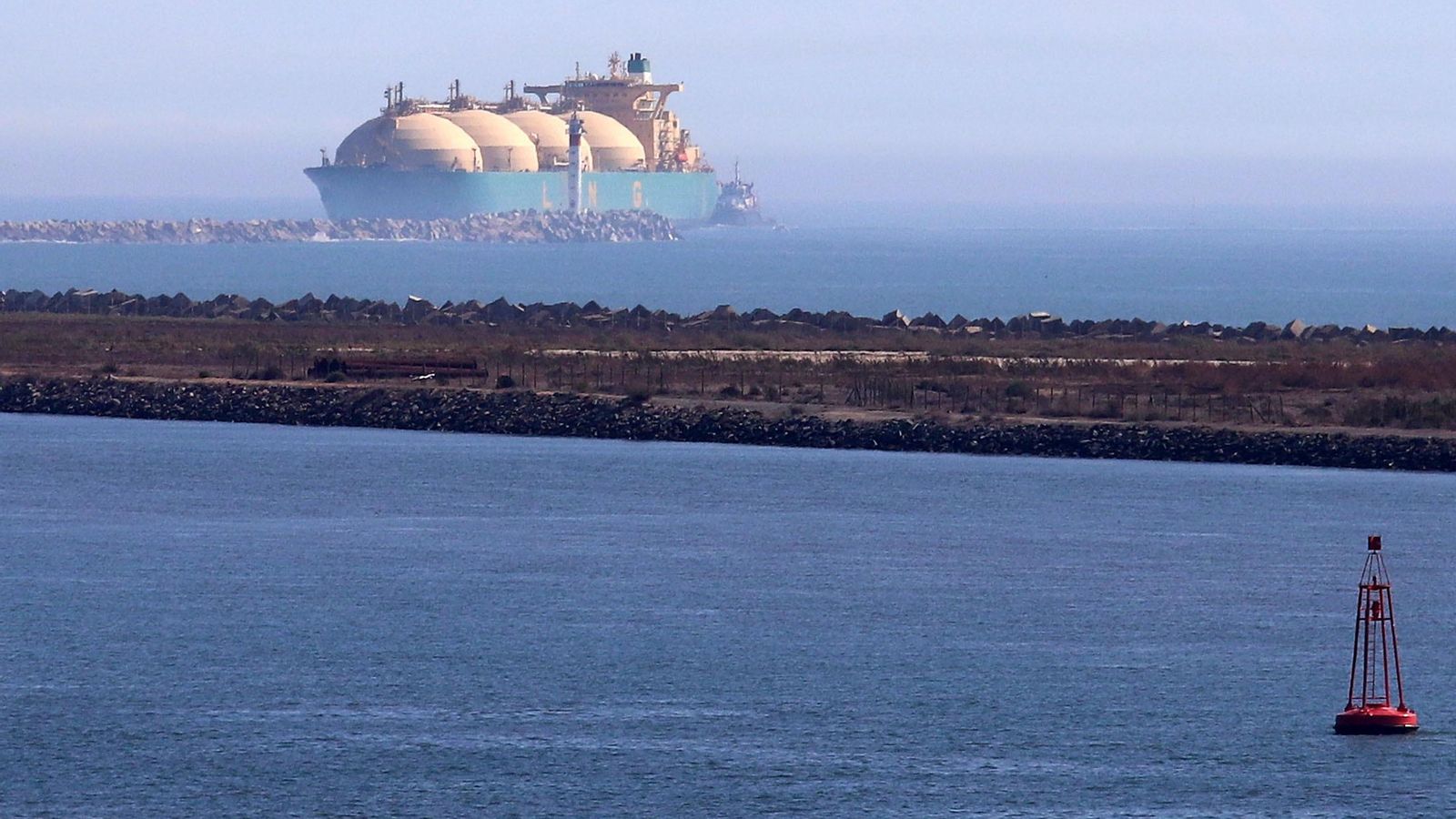 Un metanero en la ocana de entrada al Puerto de Huelva.