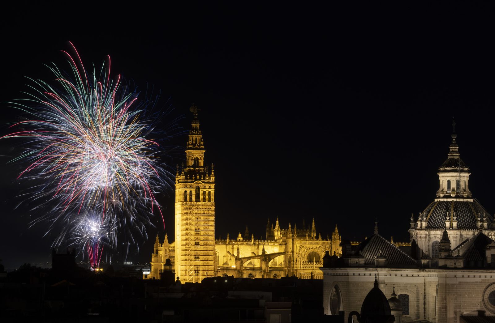 El espectáculo de fuegos artificiales de la Feria de Sevilla  2023