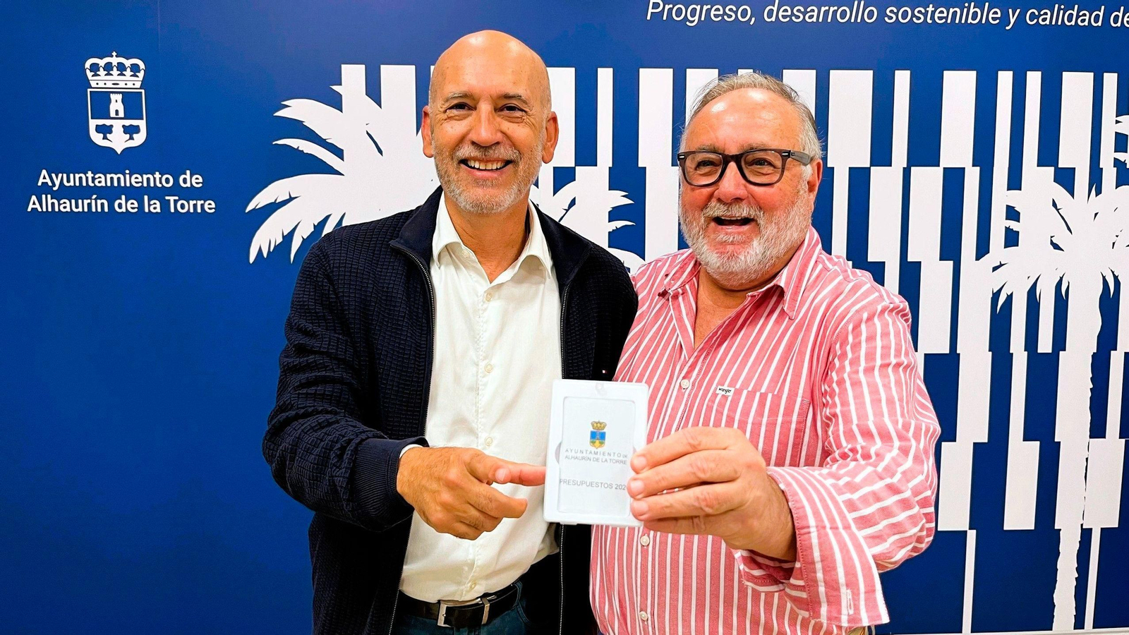 El alcalde de Alhaurín de la Torre, Joaquín Villanova, junto al concejal de Economía y Hacienda, José Manuel de Molina