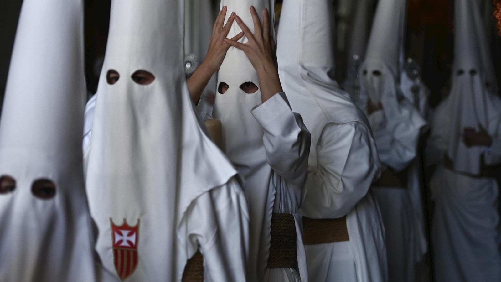 Nazarenos de la cofradía dispuestos para iniciar el recorrido.