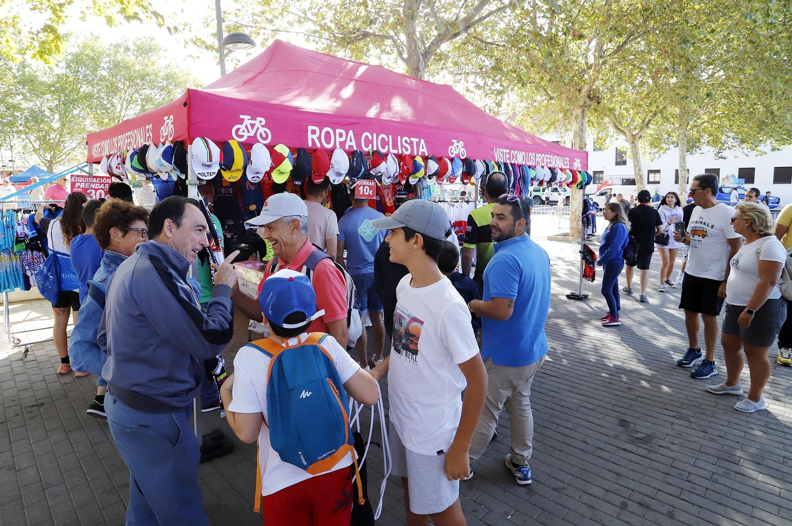 Imágenes de la Vuelta Ciclista a España en su salida desde Aracena en la 17ª etapa