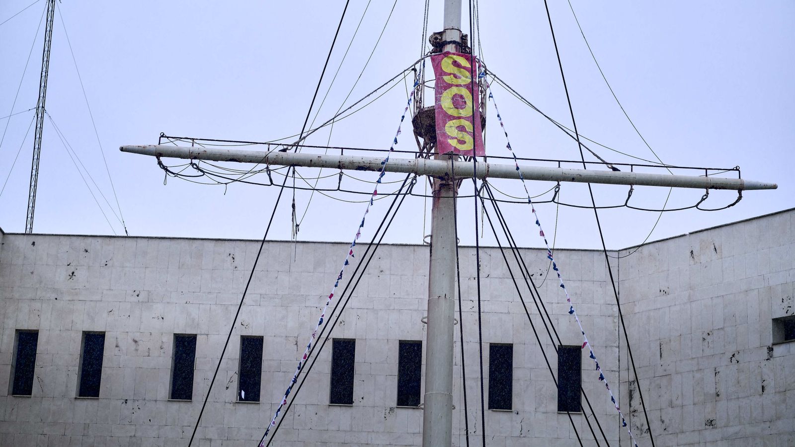 Una llamada de socorro desde el mismo edificio de Náutica.