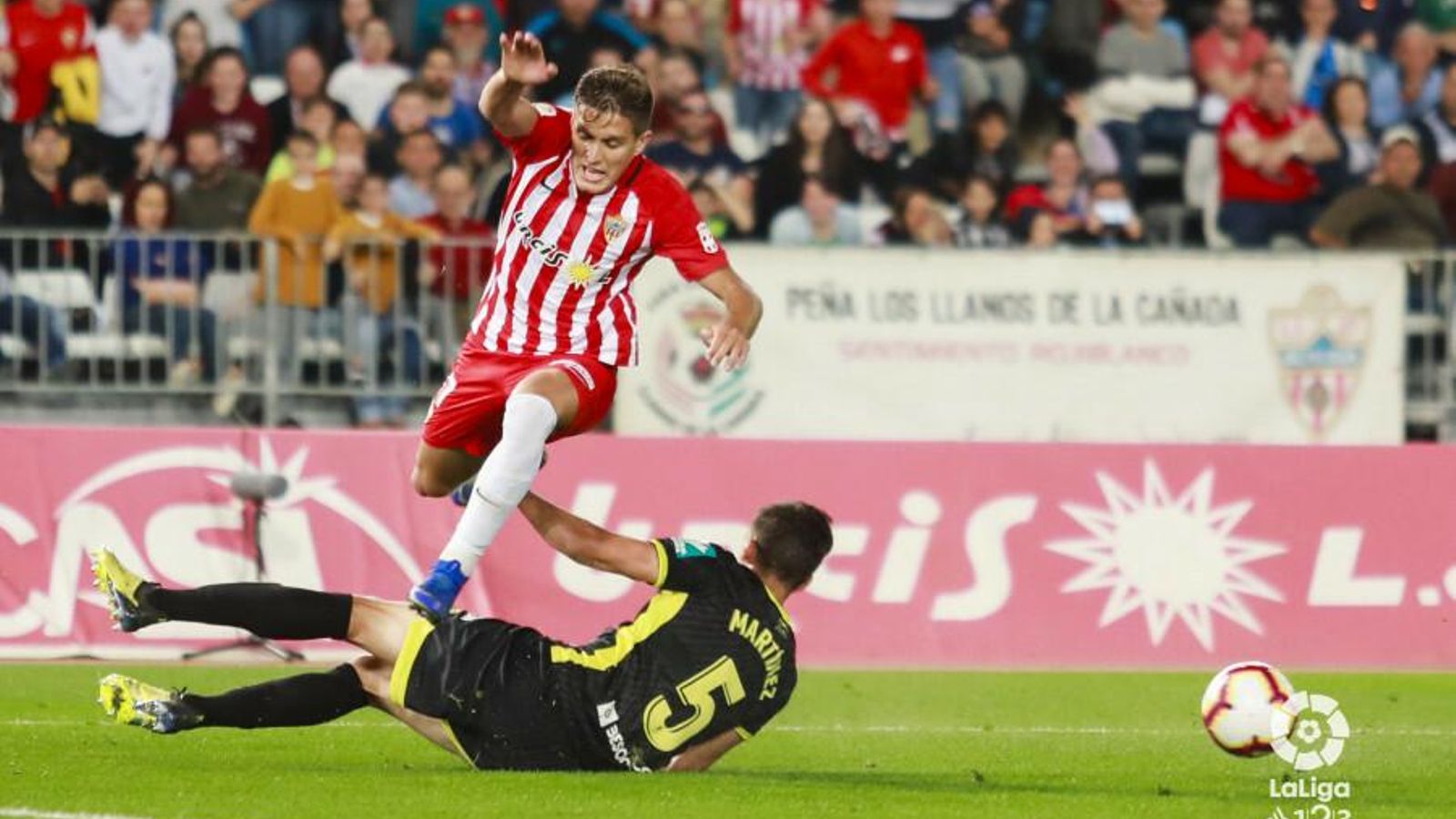 Martínez se lanza al suelo ante una incursión de Corpas.