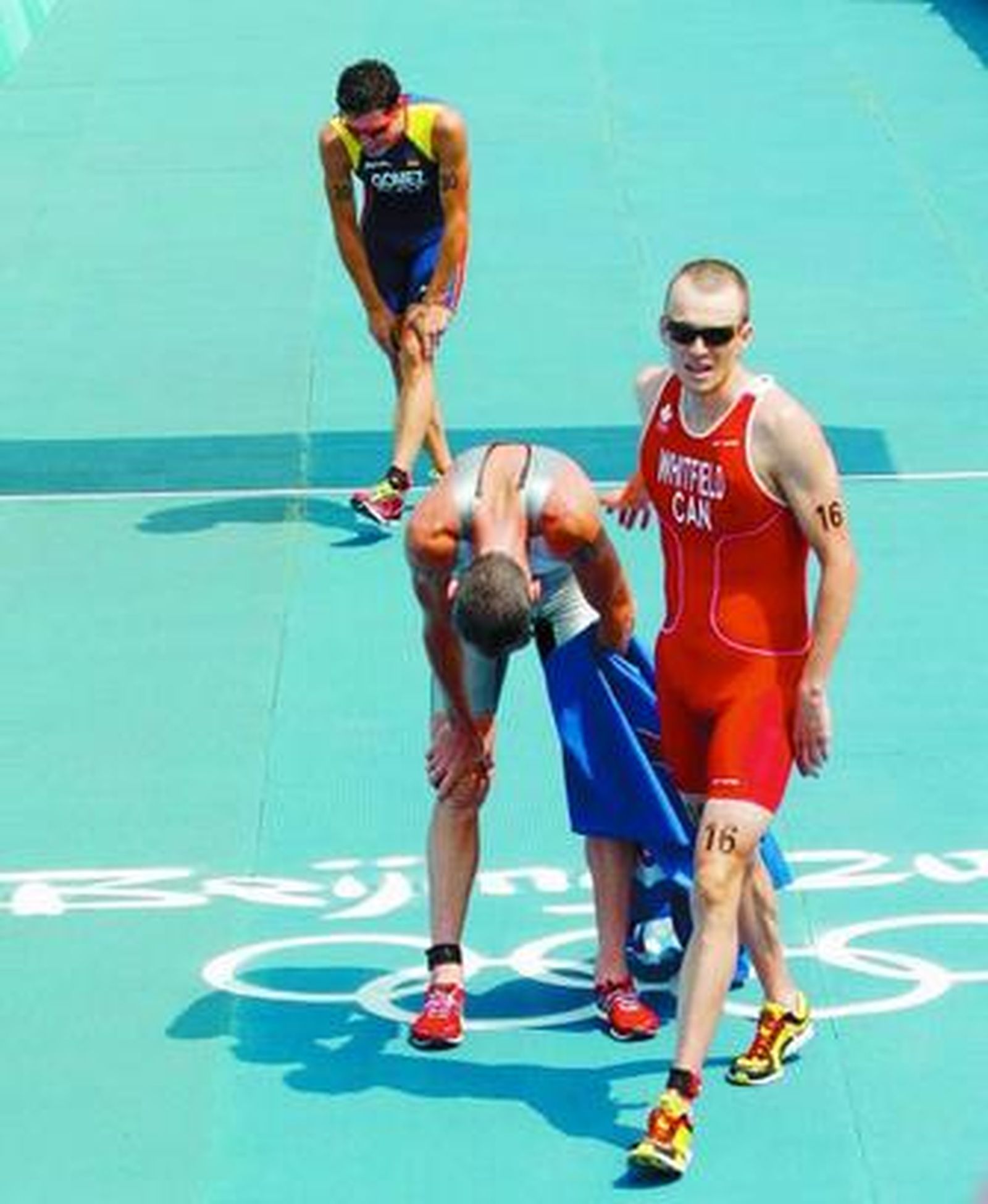 Gómez Noya, al fondo, entra cuarto y decepcionado.