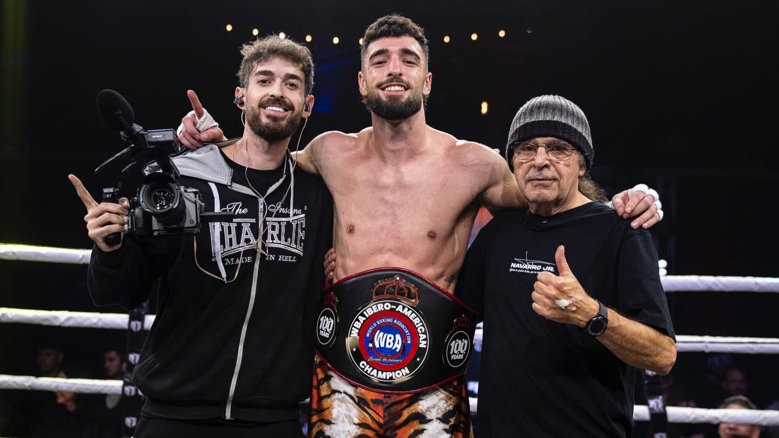 José Luis Navarro celebra su última victoria.